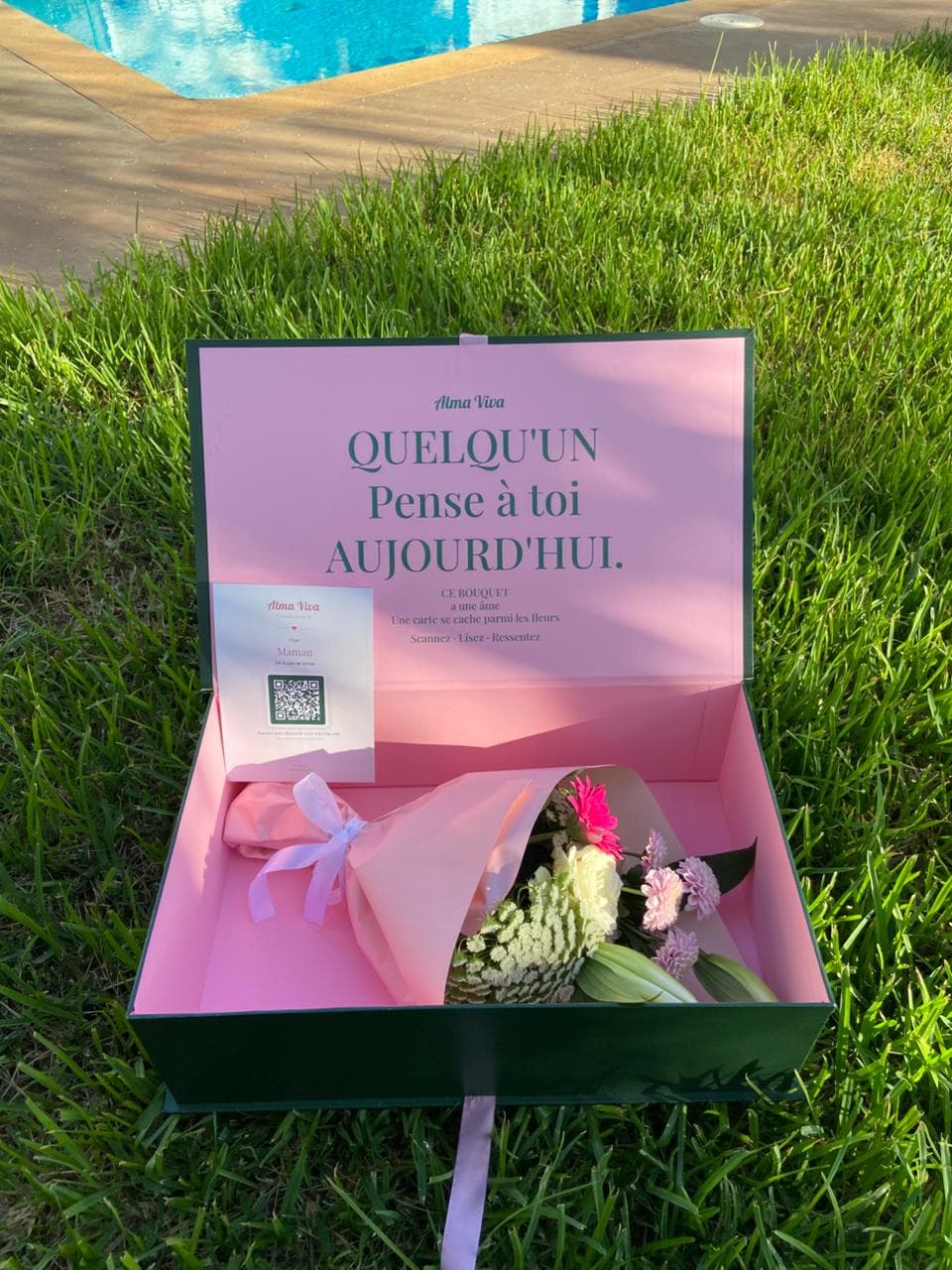Tarjeta Alma Viva con código QR personalizado dentro de la caja